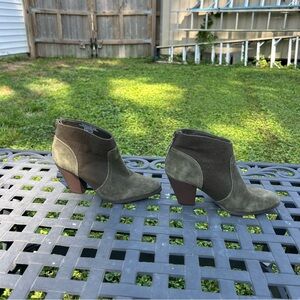 Violet & Red women's Cupid Suede Bootie‎ Olive Size 7.5 boho cottagecore